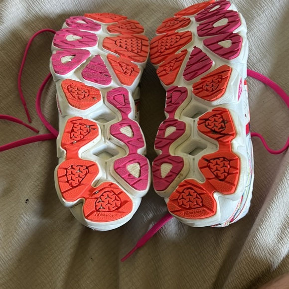 Women’s 890v4 Rainbow size 7B - Picture 3 of 4